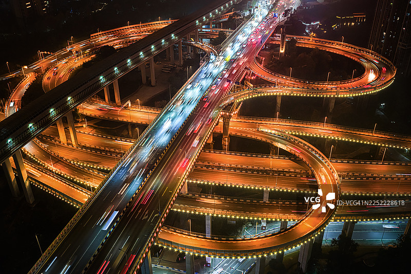 中国重庆多层立交桥上的夜间车流图片素材