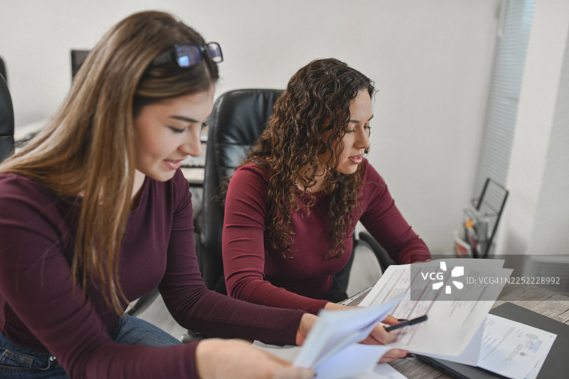 朋友们在大学项目上合作，专注投入图片素材