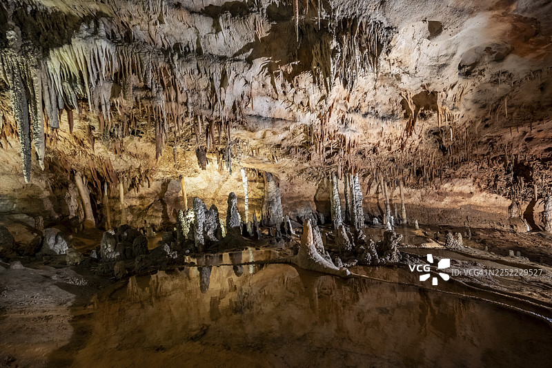 意大利撒丁岛奥罗塞伊湾博内伊格罗塔德尔菲科钟乳石洞内的钟乳石和石笋岩石构造，以及水盆图片素材