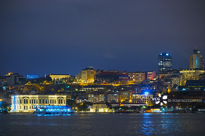 夜幕下的伊斯坦布尔博斯普鲁斯海岸与多尔玛巴赫切宫图片素材