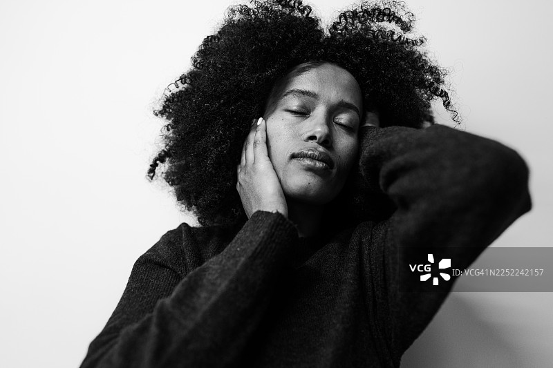 一位美丽的非裔美国女性肖像图片素材