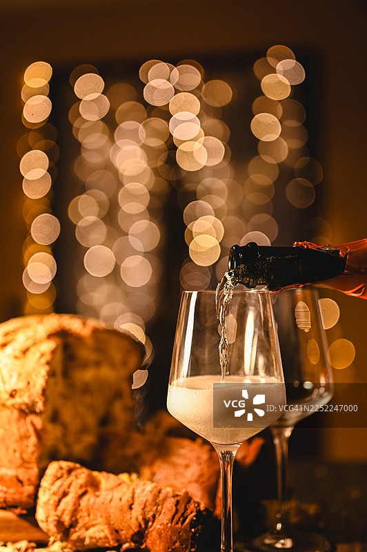 为节日庆典将起泡酒倒入酒杯中图片素材