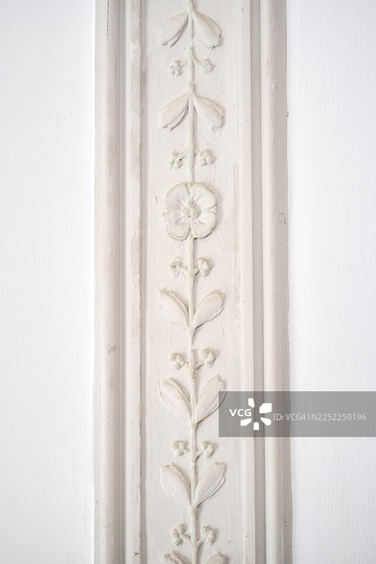 带有雕刻花卉装饰的白色灰泥模塑图片素材