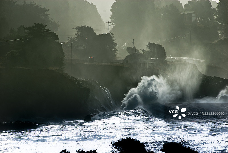 巨浪拍打岩石图片素材