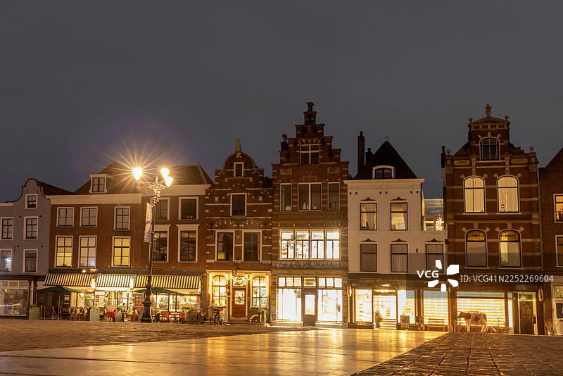 蓝天之夜的代尔夫特建筑图片素材