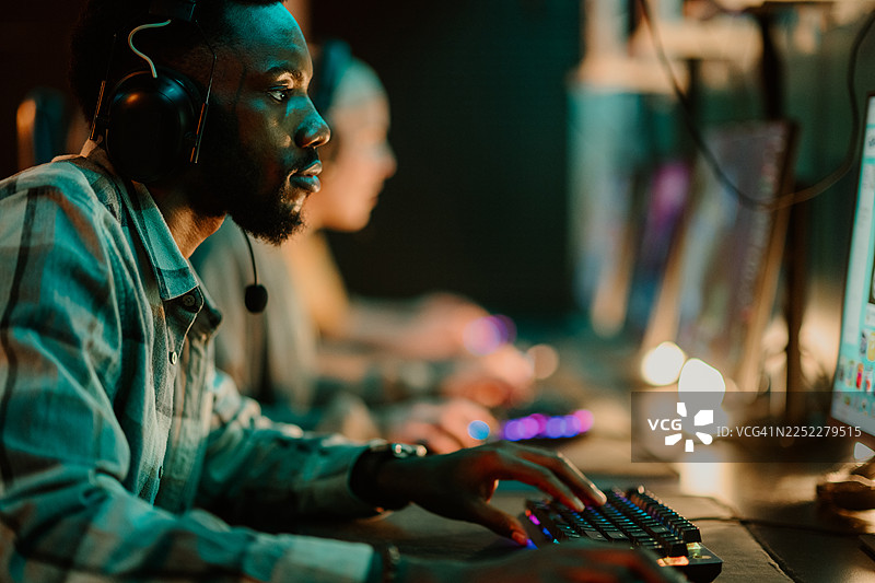 男性电竞选手在竞技游戏中全神贯注图片素材