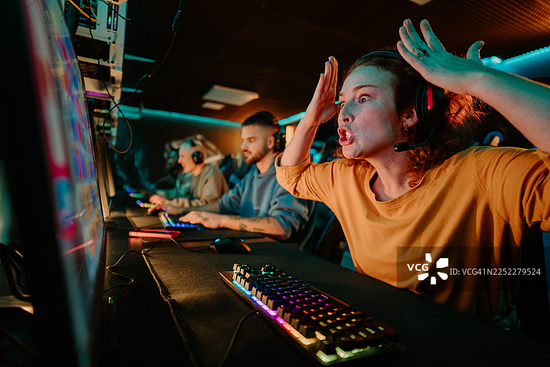 一位女子在激烈的电子竞技游戏中，因沮丧而大喊大叫图片素材