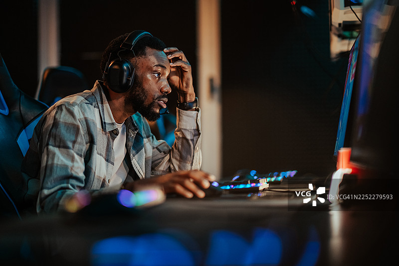 专注于激烈在线电子游戏的男性玩家图片素材