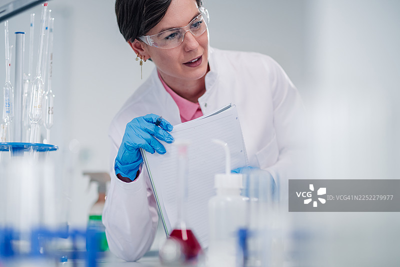 一位女科学家在实验室工作，分析研究数据图片素材