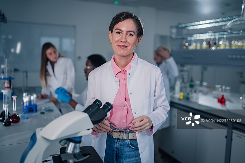女科学家在现代研究实验室里微笑图片素材