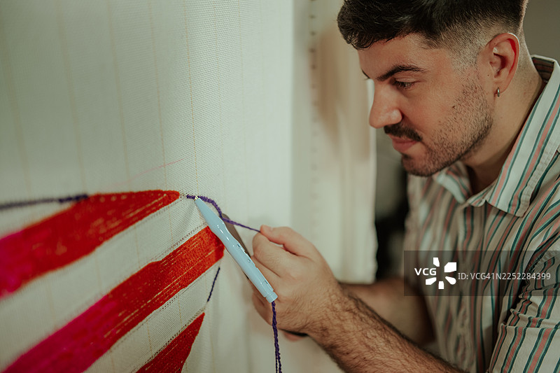 工匠正在簇绒纺织艺术地毯图片素材