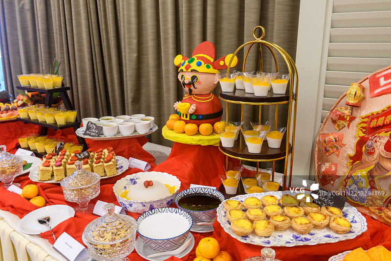 农历新年自助餐，包括甜点区图片素材