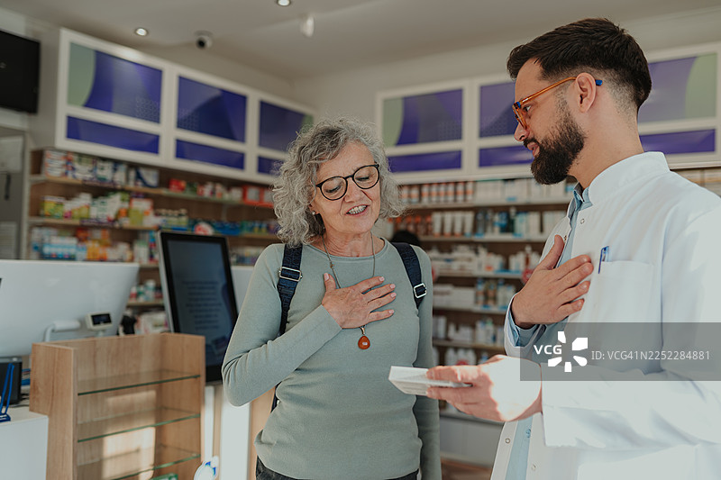 药剂师在药店指导老年妇女用药图片素材