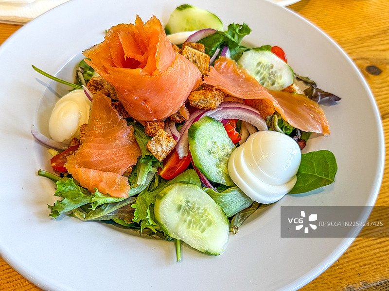 烟熏三文鱼碗图片素材