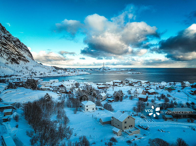 罗弗敦群岛雷讷村：宁静壮丽的北极冬景图片素材