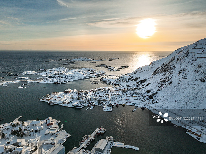 罗弗敦群岛的Ballstad：生活与北极壮丽景色的迷人融合图片素材
