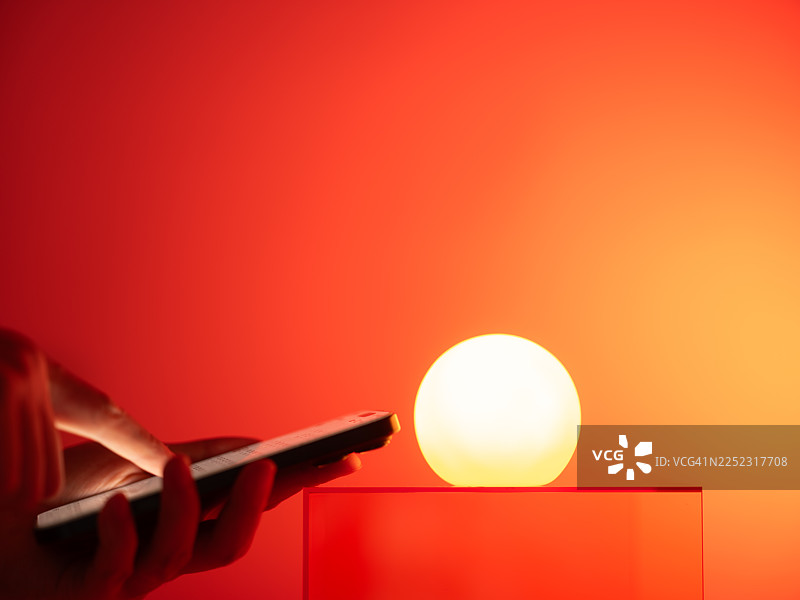 使用智能手机的特写。人工智能和物联网概念图片素材