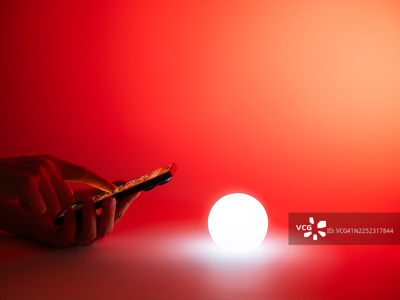 使用智能手机的特写。人工智能和物联网概念图片素材