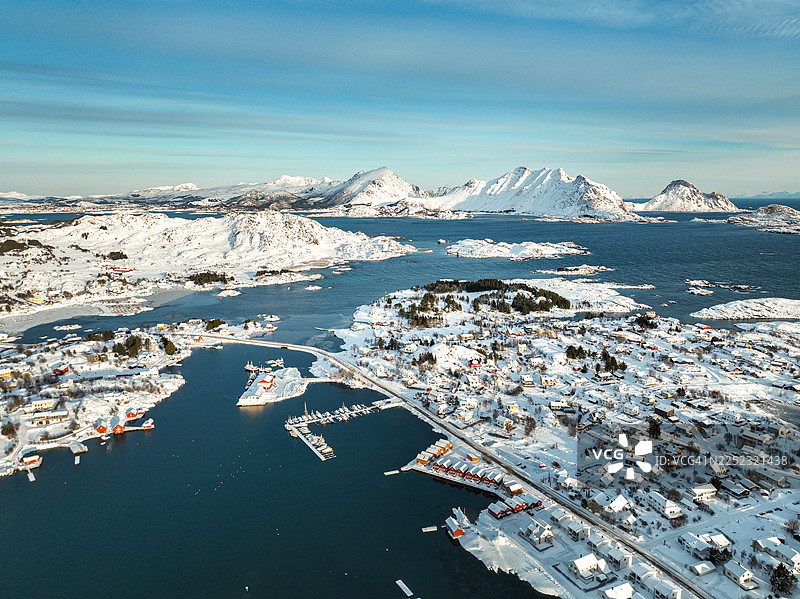 无人机视角拍摄的挪威瓦尔德，北极最东端的港口小镇图片素材