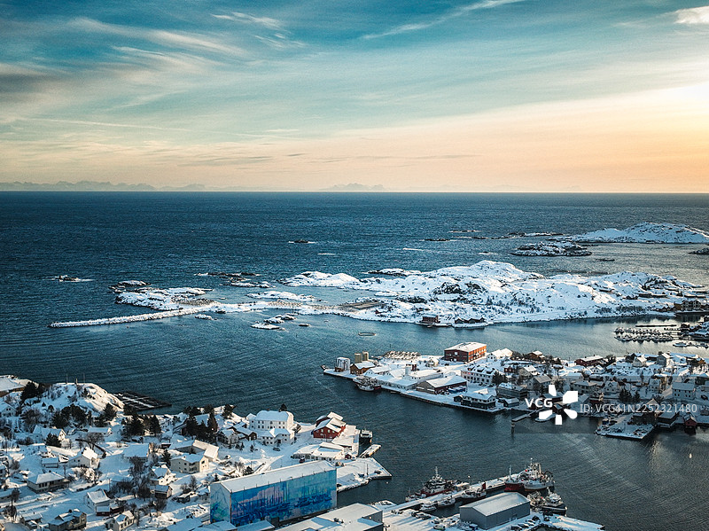 无人机拍摄的挪威瓦尔德——最东边的北极港口小镇图片素材