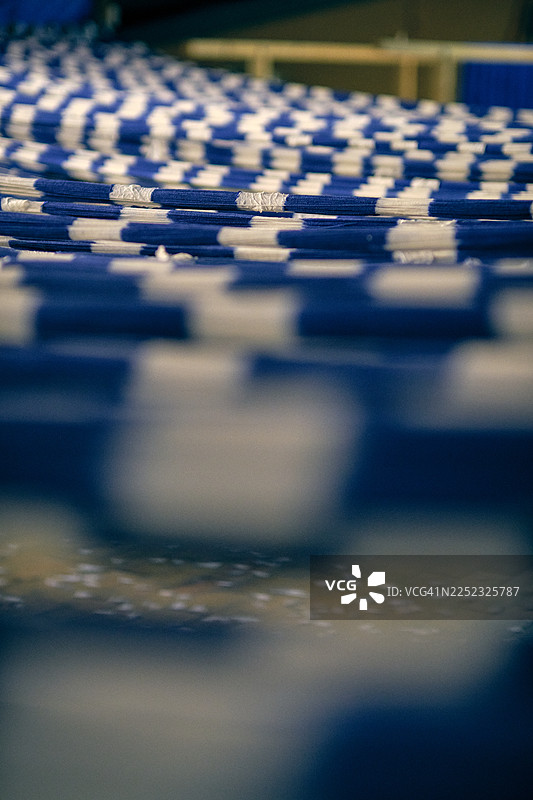 马略卡岛伊卡特织物图案在织布机上编织图片素材