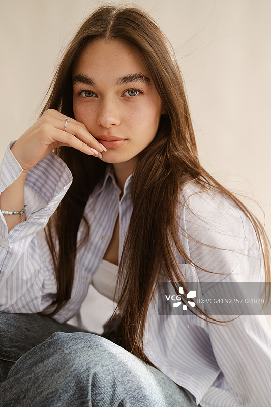 阳光下，面部特写，皮肤洁净湿润的女性肖像图片素材