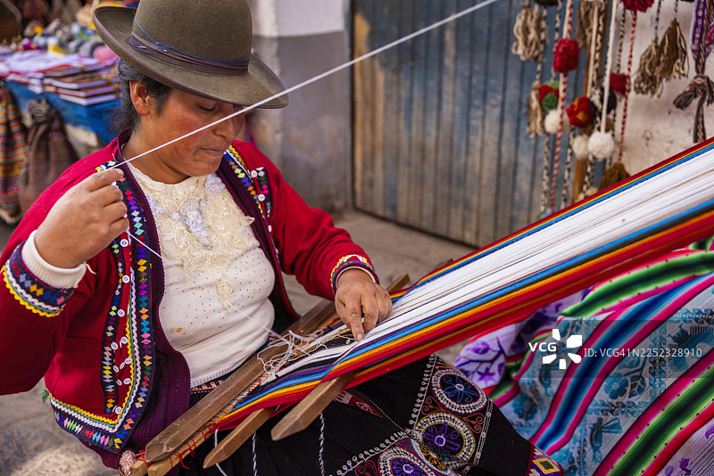 秘鲁妇女在乌鲁班巴河谷皮萨克编织并出售纪念品图片素材