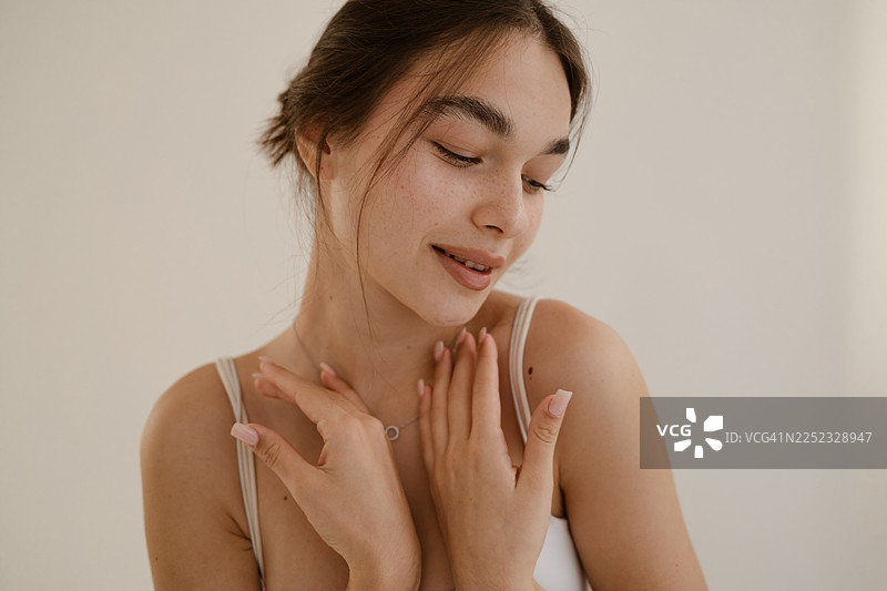 阳光下，女子洁净湿润的肌肤特写肖像图片素材