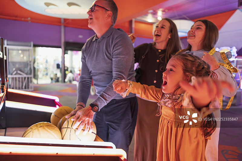 一家人开心地玩篮球街机游戏图片素材