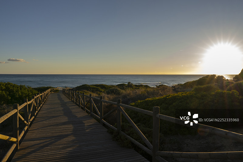 卡波皮诺海滨木板步道，马拉加，马贝拉图片素材