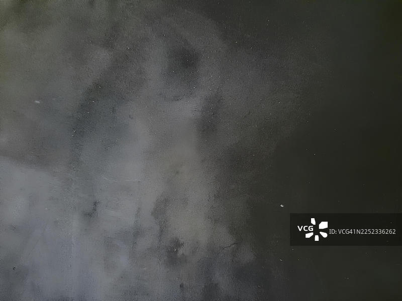 深灰色烟雾状抽象背景，带有柔和渐变，意境深邃图片素材