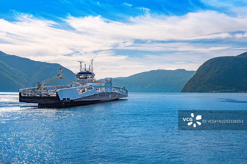 挪威松恩峡湾拉尔达尔和松达尔之间的渡轮图片素材