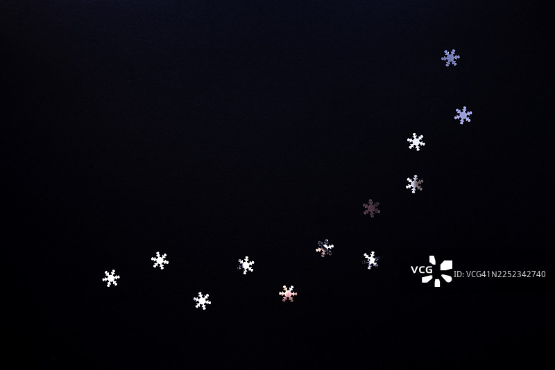 深色冬季背景上的少量雪花图片素材