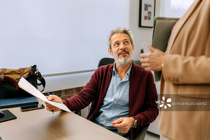 两位商业伙伴在办公室合作图片素材