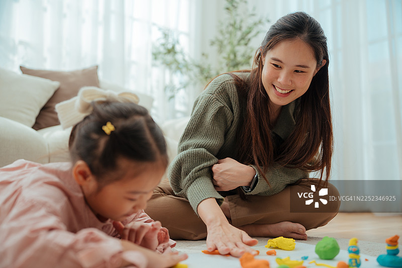 女儿和妈妈特写镜头，一起塑造和揉捏彩色粘土图片素材