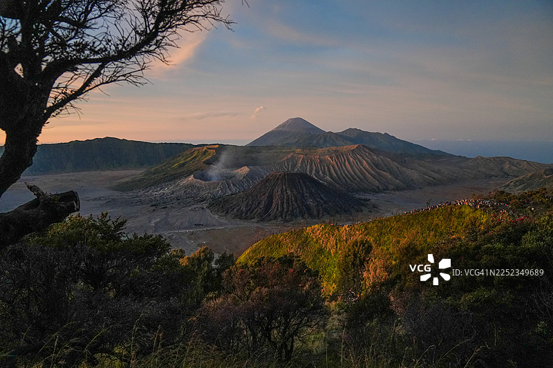 印度尼西亚布罗莫火山的日落景象，地平线上映照着灿烂的天空和火山剪影图片素材