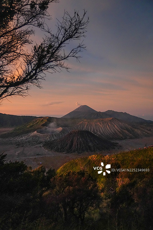 印度尼西亚布罗莫火山日落景色，地平线上映照着绚丽的天空和火山剪影图片素材