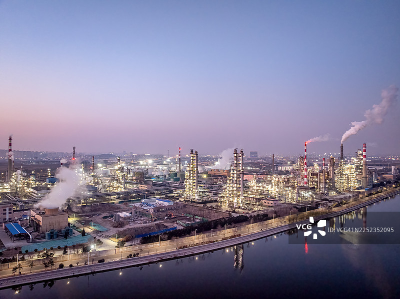 无人机从空中俯瞰青岛市的工厂在黄昏时分的景象图片素材