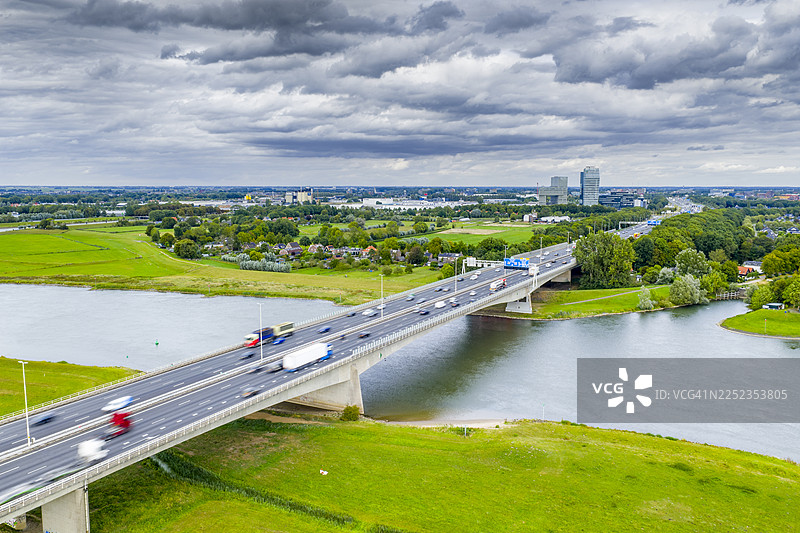 位于兹沃勒附近的IJssel河上的桥梁图片素材