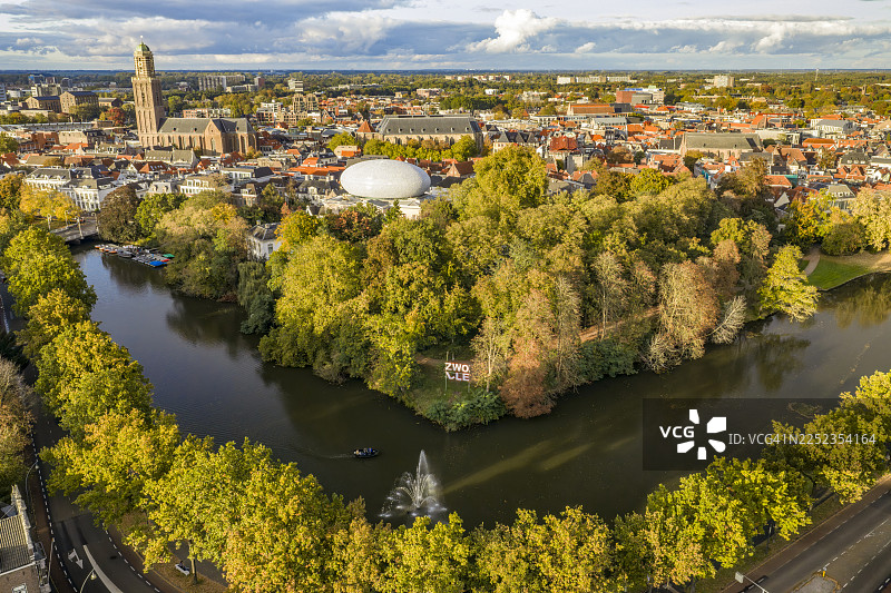 秋日里，从空中俯瞰兹沃勒市的美景图片素材