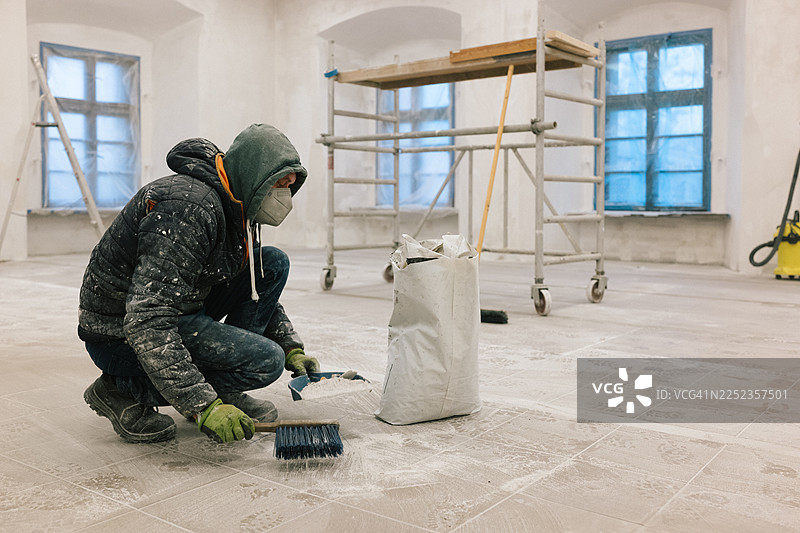 建筑工地：清理工作和为油漆做准备图片素材