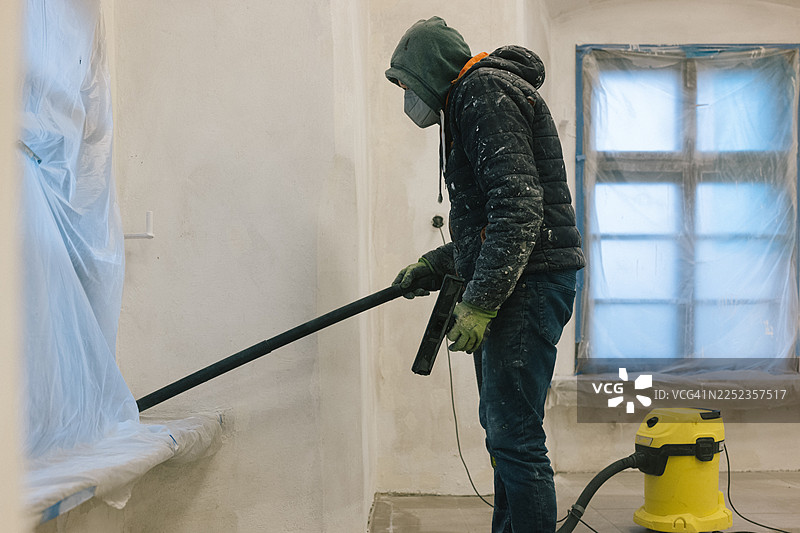 建筑工地：清理工作和为油漆做准备图片素材