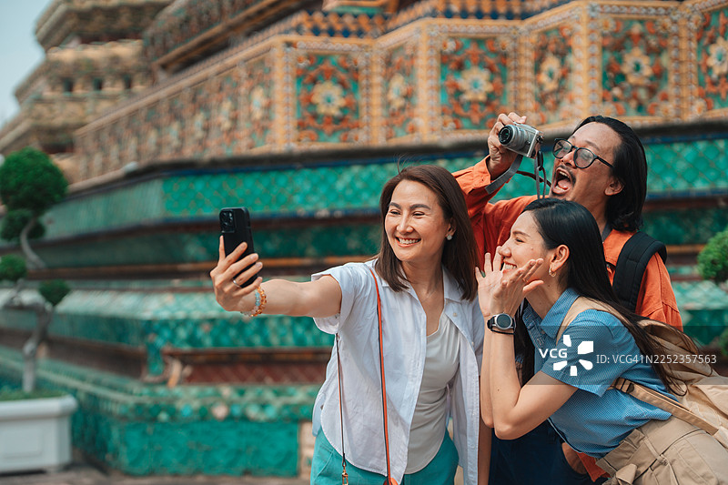 一群成熟的朋友在寺庙一日游时开心地自拍图片素材