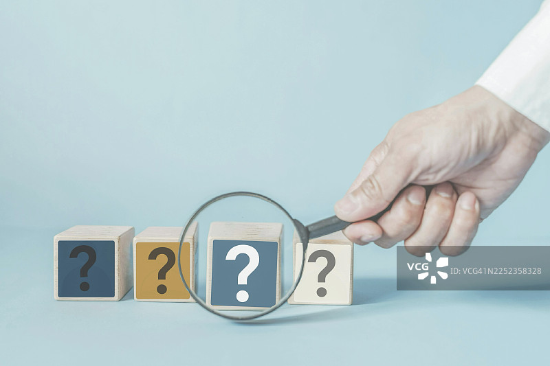 木质标志上问号符号的特写图片素材