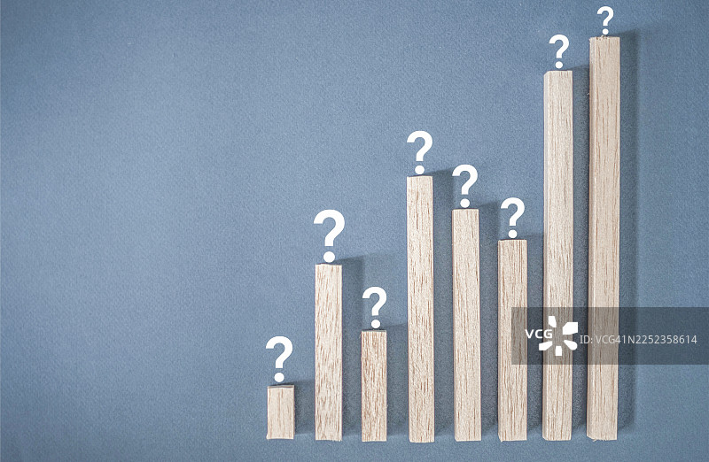 木质招牌上的问号符号特写图片素材