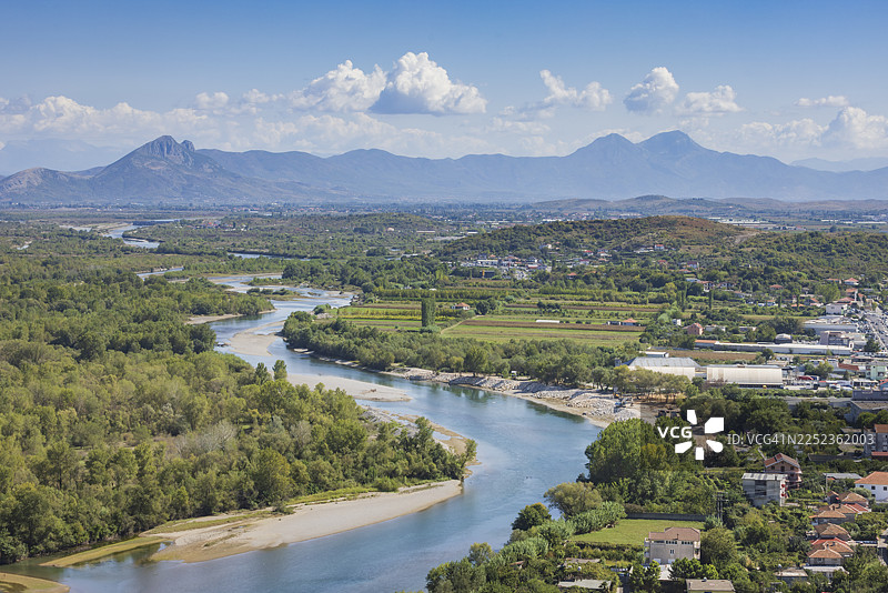 阿尔巴尼亚西北部斯库台市背后的风景，被德林河环绕图片素材