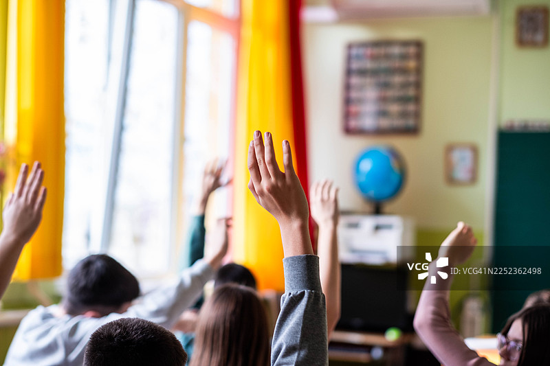 学生们在课堂上举手参与教育图片素材