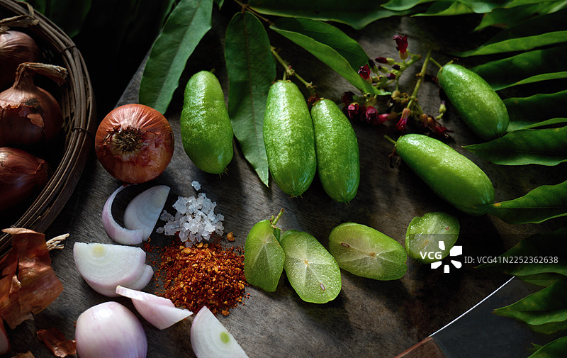 新鲜的羊角瓜和泰式食材放在质朴的木质表面上图片素材