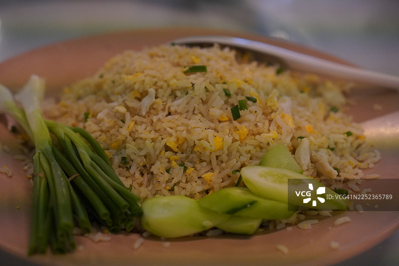 特写：黑盘上的蟹肉炒饭图片素材