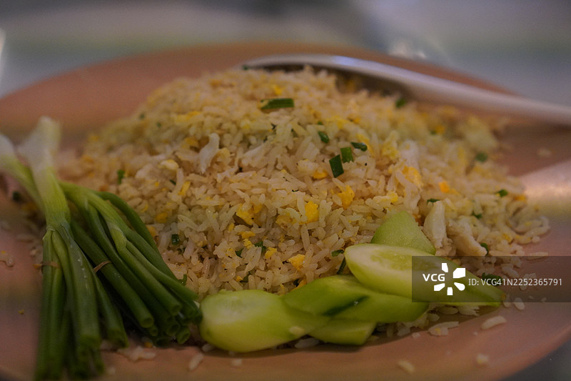 黑盘上的蟹肉炒饭特写图片素材